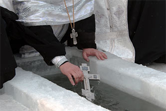Освящение воды в крещенской купели